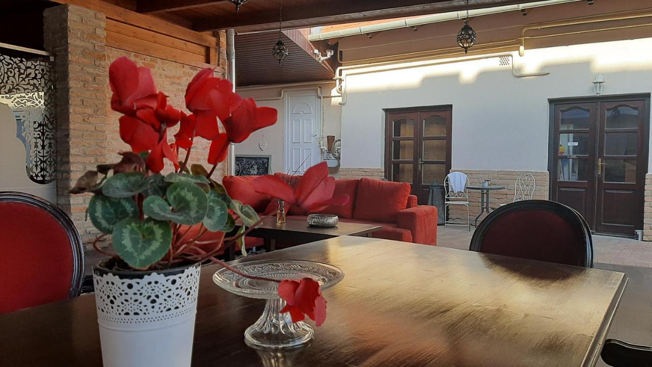 Guest House Romantika Panzio Gyula Bagian luar foto