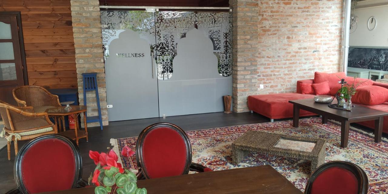 Guest House Romantika Panzio Gyula Bagian luar foto