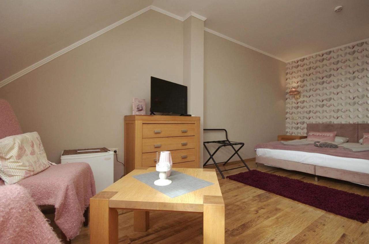 Guest House Romantika Panzio Gyula Bagian luar foto