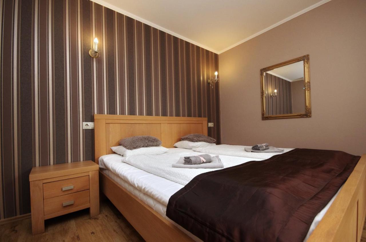 Guest House Romantika Panzio Gyula Bagian luar foto