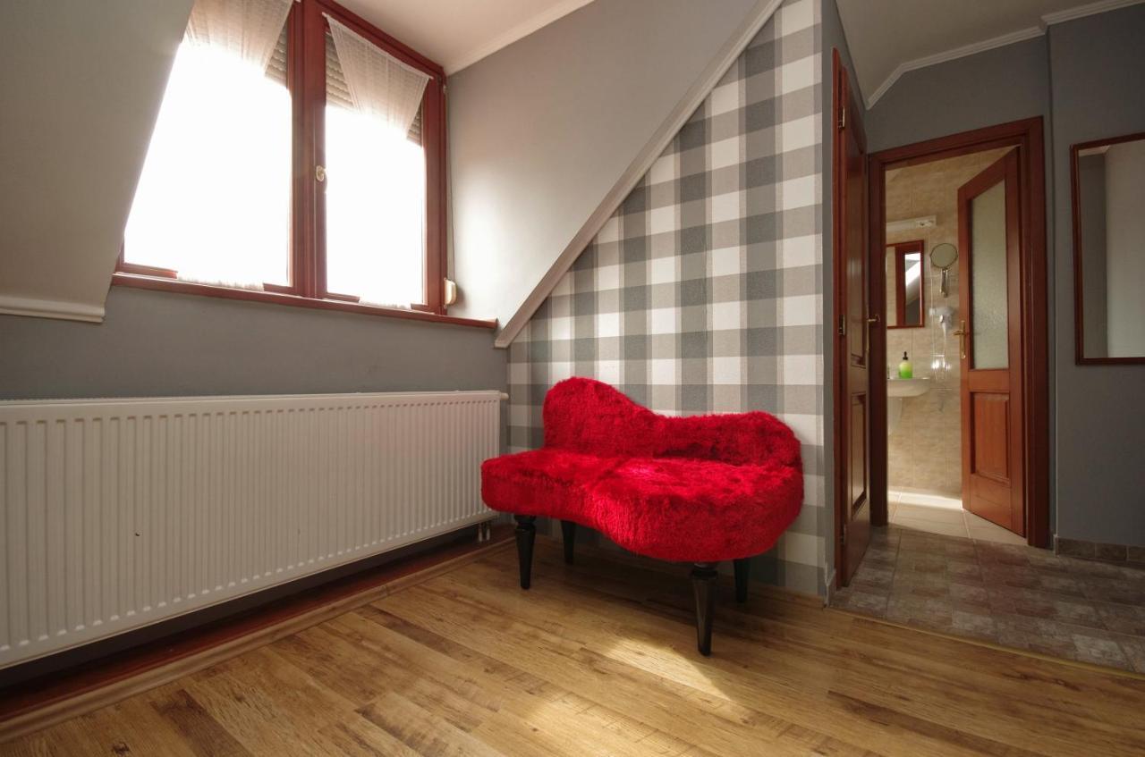 Guest House Romantika Panzio Gyula Bagian luar foto