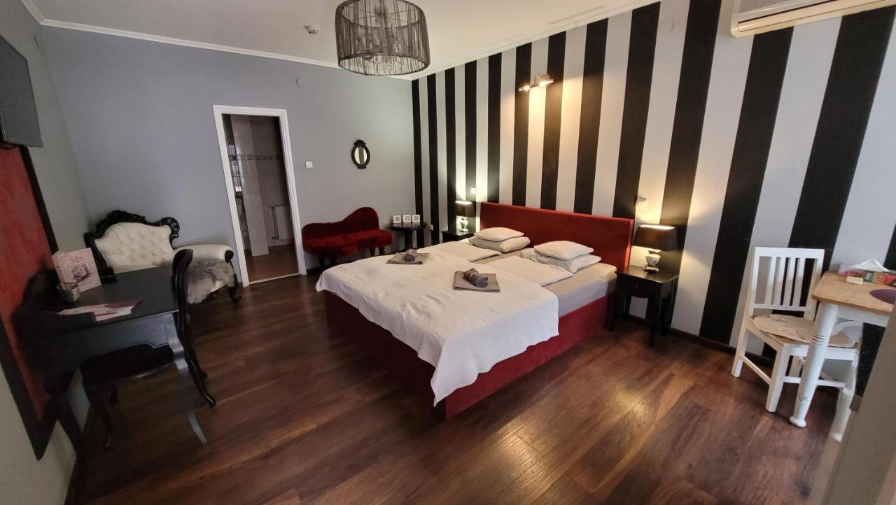 Guest House Romantika Panzio Gyula Bagian luar foto