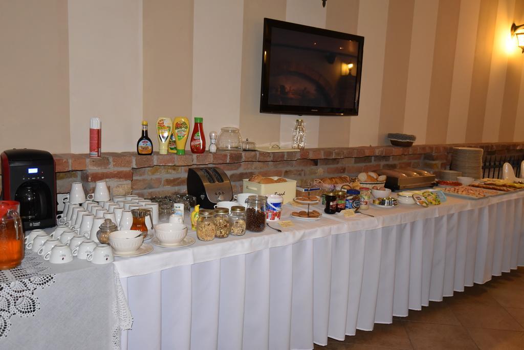 Guest House Romantika Panzio Gyula Bagian luar foto