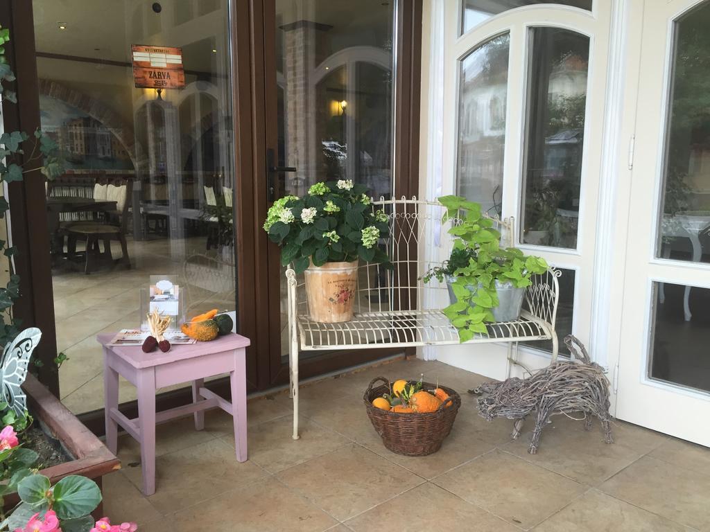 Guest House Romantika Panzio Gyula Bagian luar foto