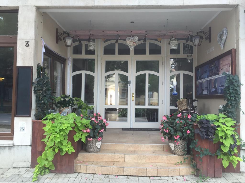 Guest House Romantika Panzio Gyula Bagian luar foto