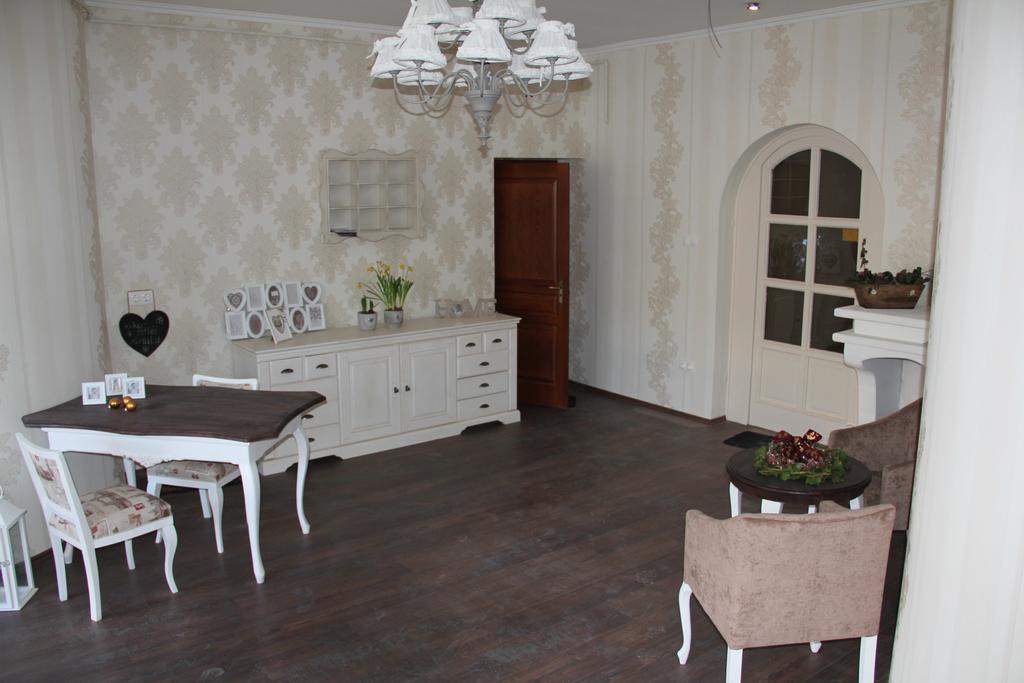 Guest House Romantika Panzio Gyula Bagian luar foto