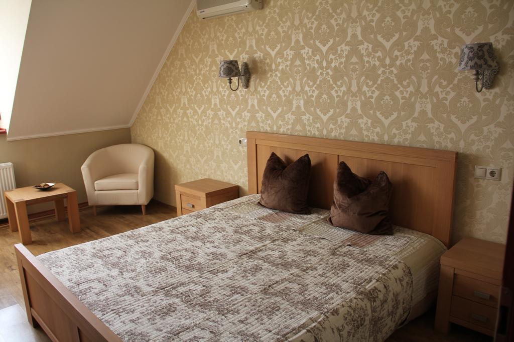 Guest House Romantika Panzio Gyula Ruang foto