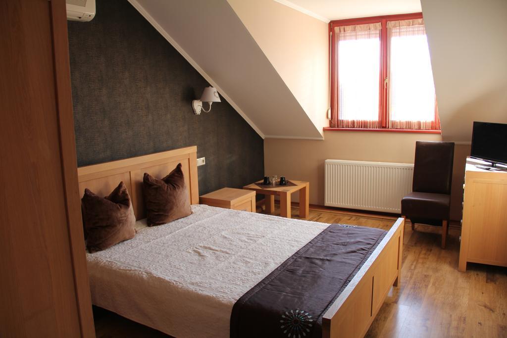 Guest House Romantika Panzio Gyula Bagian luar foto