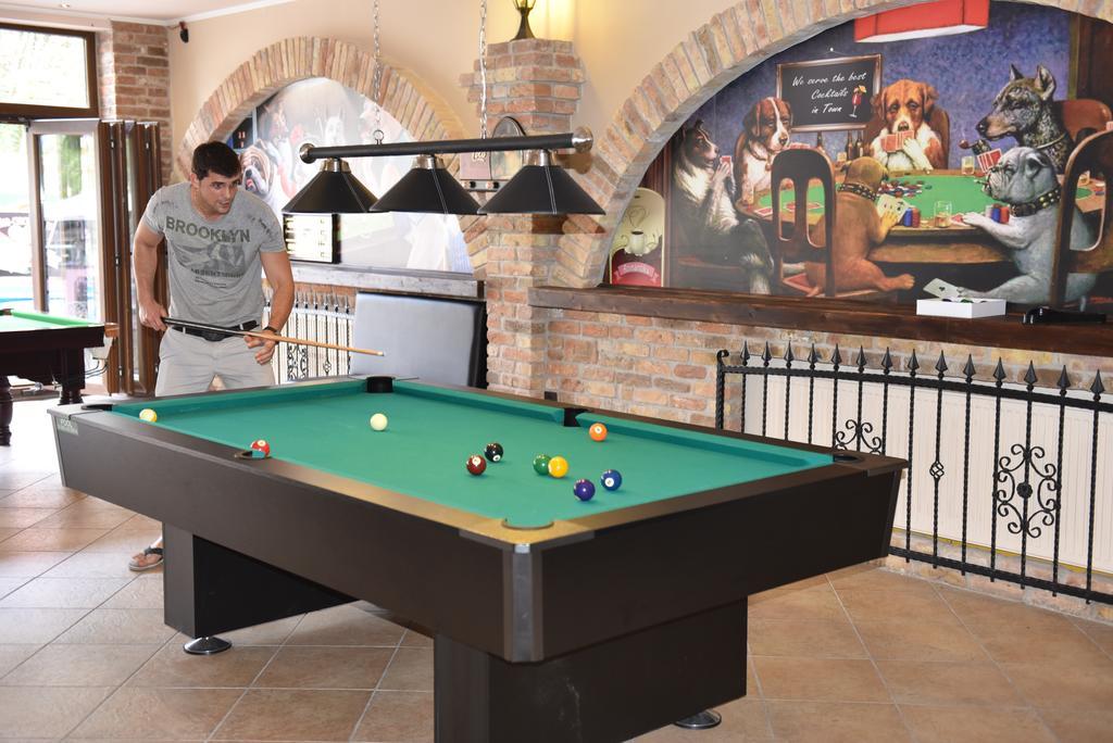 Guest House Romantika Panzio Gyula Bagian luar foto