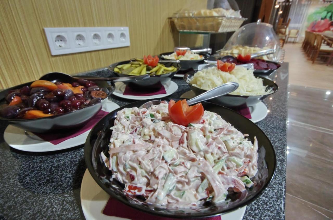 Guest House Romantika Panzio Gyula Bagian luar foto