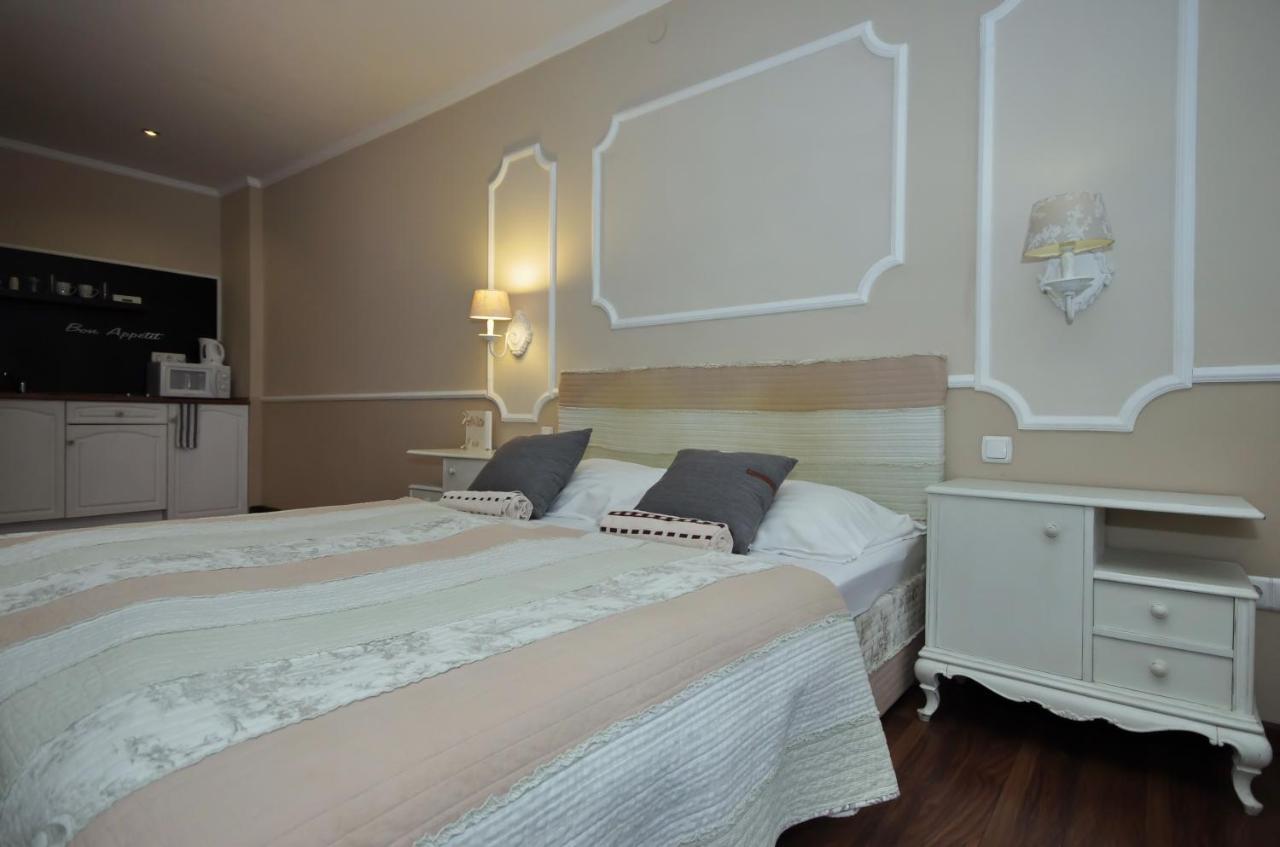 Guest House Romantika Panzio Gyula Bagian luar foto