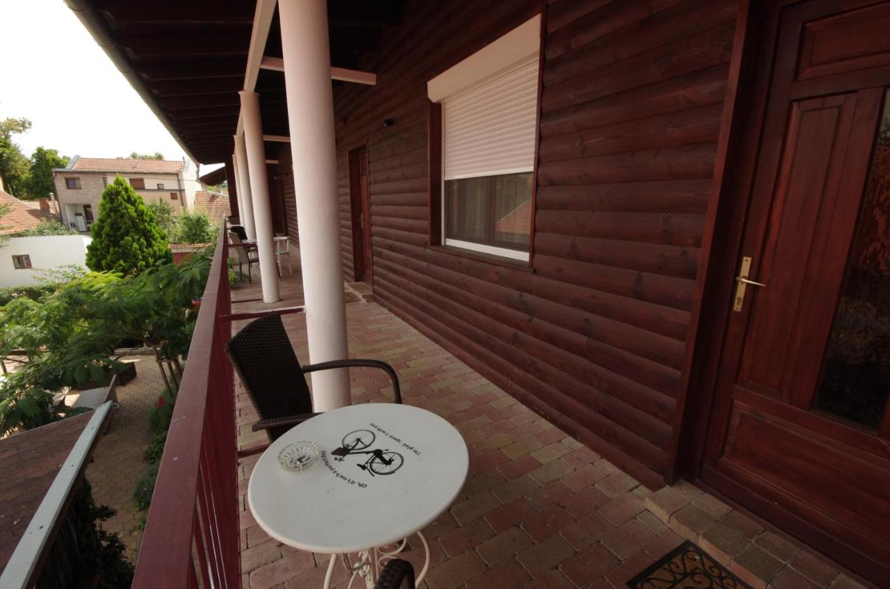 Guest House Romantika Panzio Gyula Bagian luar foto
