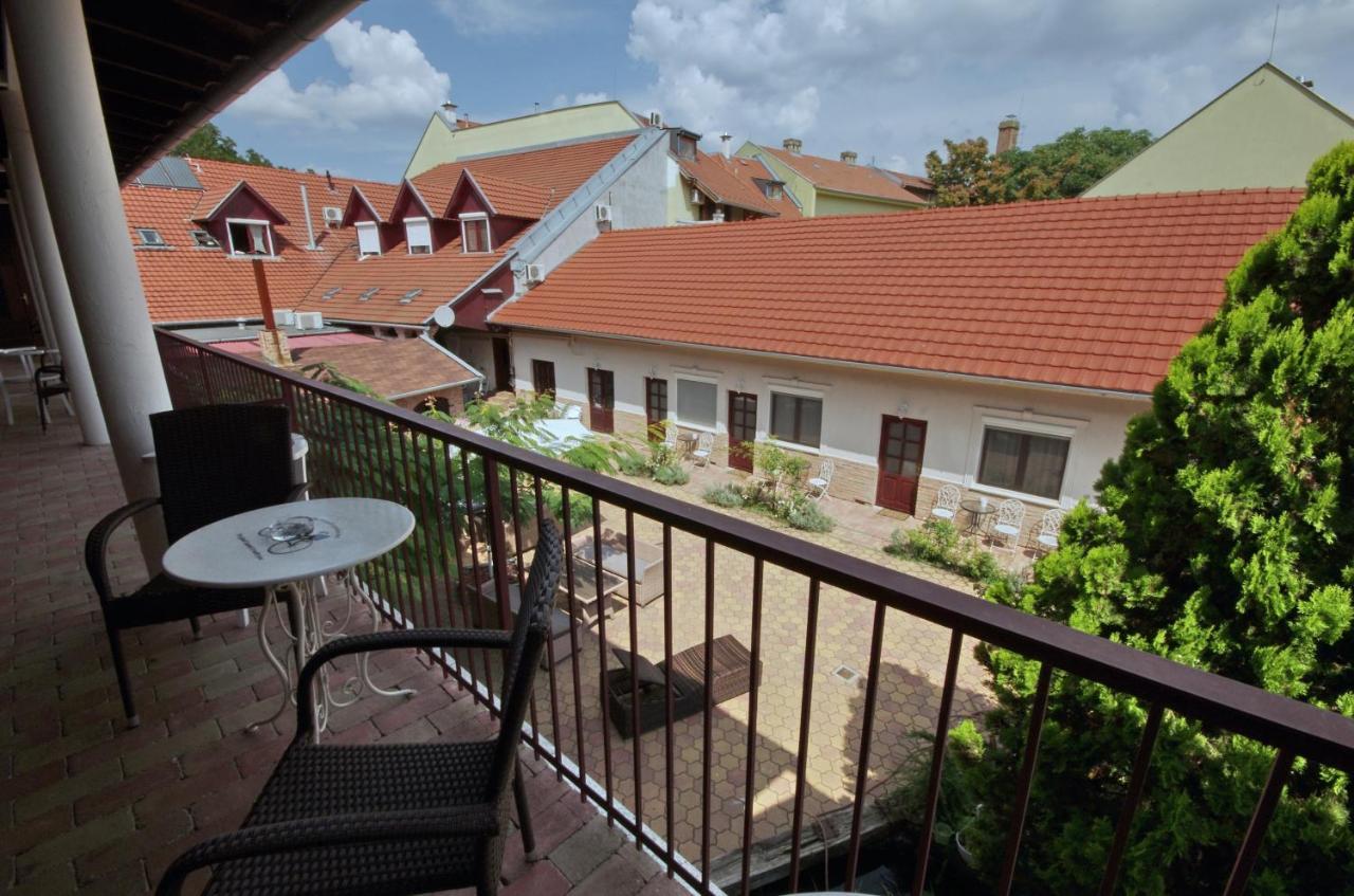 Guest House Romantika Panzio Gyula Bagian luar foto
