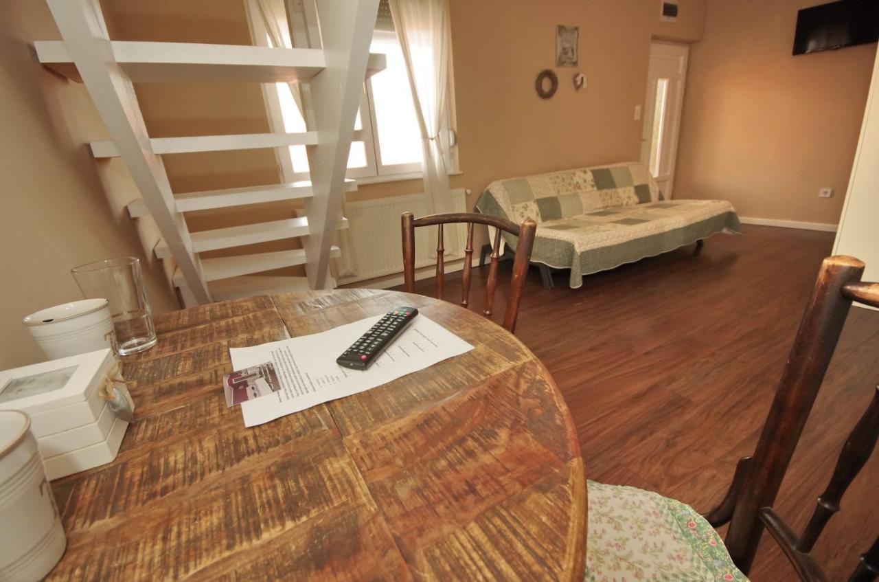 Guest House Romantika Panzio Gyula Bagian luar foto