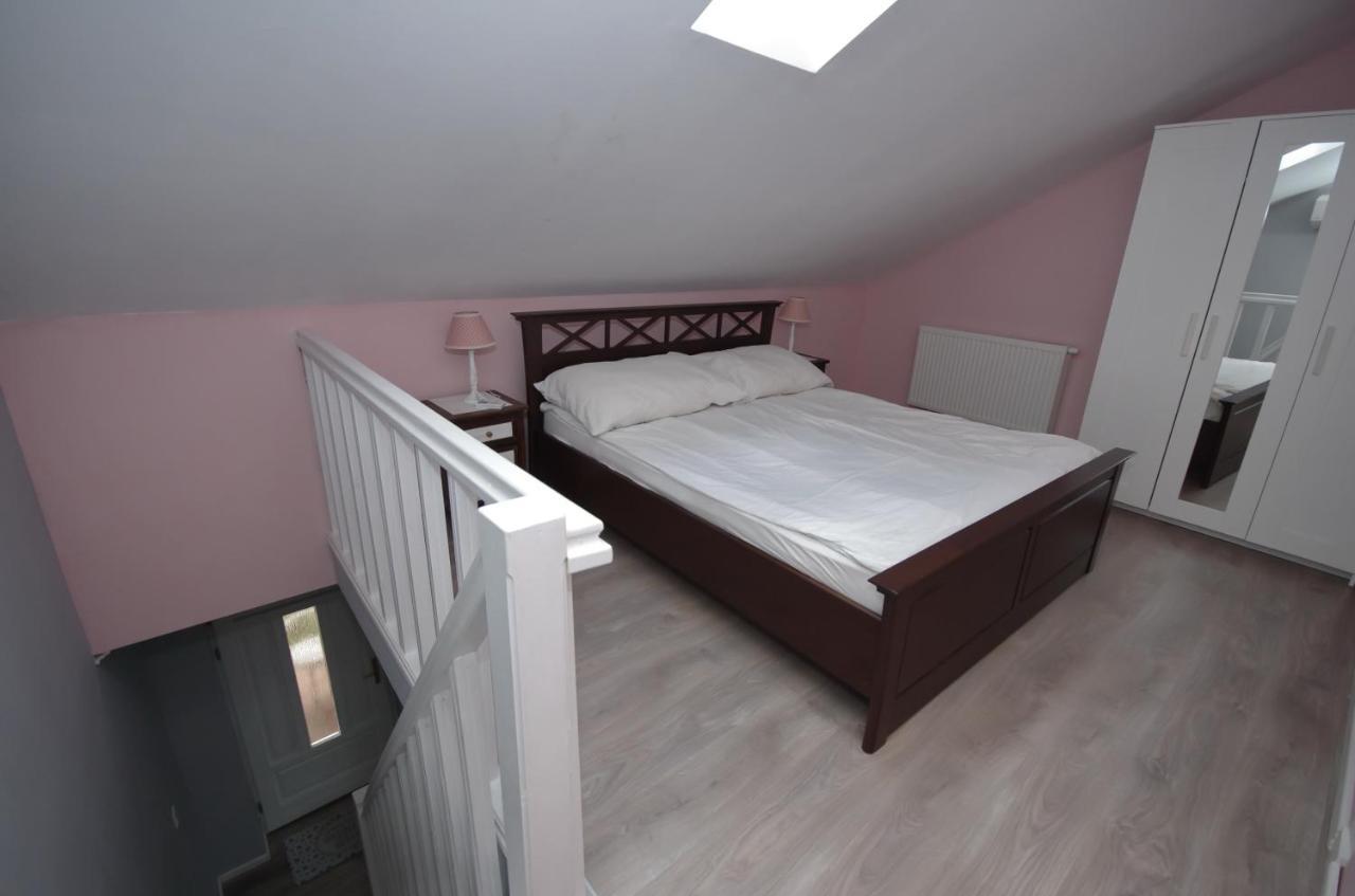 Guest House Romantika Panzio Gyula Bagian luar foto